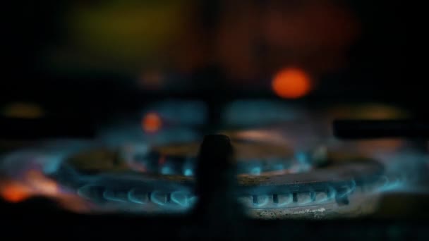 Yakılan bir gaz pişirme halkasının yakın çekimi. — Stok video