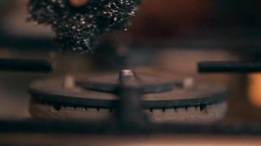 Yakılan bir gaz pişirme halkasının yakın çekimi.