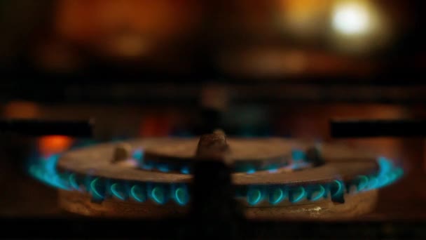 Un primer plano de un anillo de cocción de gas que se enciende . — Vídeos de Stock