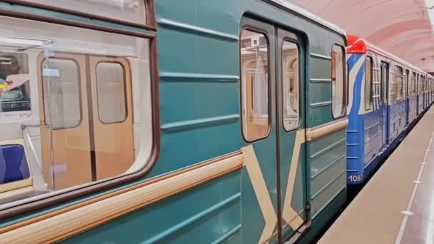 Een lege trein rijdt. Moskou metro. Blauwe auto 's zonder mensen. — Stockvideo
