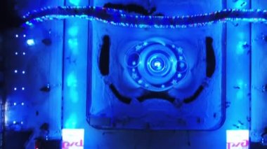 Kış şehrine kuşbakışı bir bakış. İnsanlar paten kayıyor. Oyunlar ve filmler için harika bir geçmiş. Gece