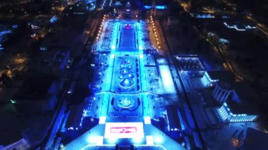 Kış şehrine kuşbakışı bir bakış. İnsanlar paten kayıyor. Oyunlar ve filmler için harika bir geçmiş. Gece