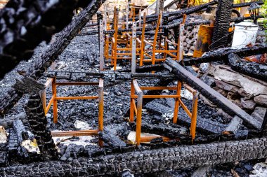 Birgi köyünde yanmış eski bir ev..