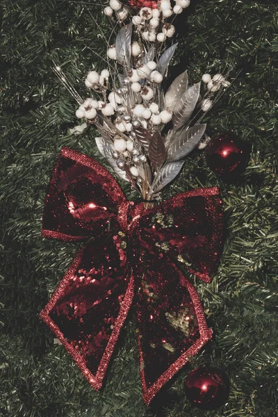 çam ağacı üzerinde Noel süs