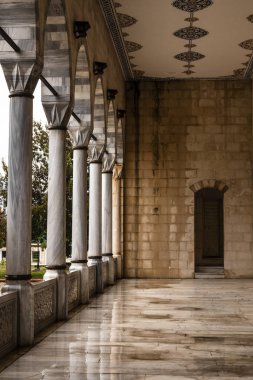 Sabanc Merkez Camii 'nden koridor.
