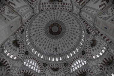 Sabanc Canter Camii 'nde İslami tema tavanı.