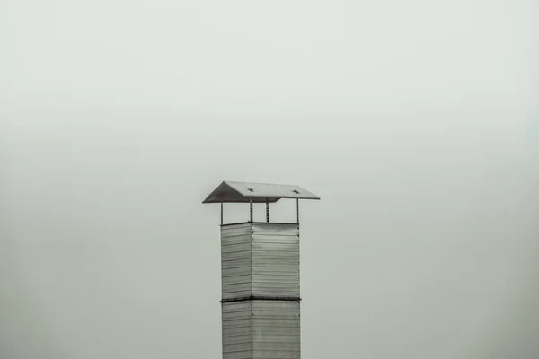 Vecchio Camino Metallo Sul Tetto Giorno Nebbioso — Foto Stock