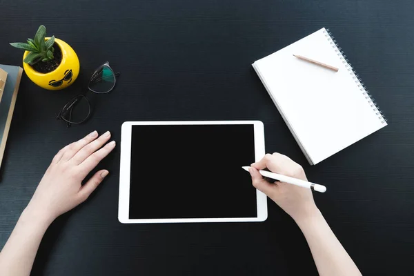 Kadın elinin tablet oluşturma ve tasarım işini kullanarak kapatılması