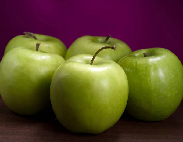 Manzanas verdes maduras — Foto de Stock