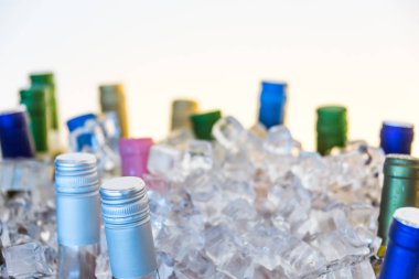 Soğuk şişe şarap buz küpleri yığını