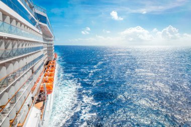 # Mavi gökyüzü ve bulutlar Pasifik Okyanusu ile parlak bir günde bir cruise gemi güverte okyanus manzarası