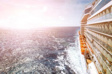 # Mavi gökyüzü ve bulutlar Pasifik Okyanusu ile parlak bir günde bir cruise gemi güverte okyanus manzarası