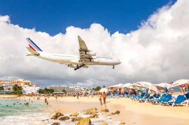 Philipsburg, Sint Maarten - 13 Aralık 2016: Ticari bir uçak Princess Juliana Havaalanı onlooking seyirci yukarıda Maho kumsalda yaklaşımlar.