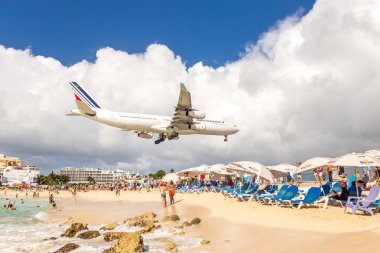 Philipsburg, Sint Maarten - 13 Aralık 2016: Ticari bir uçak Princess Juliana Havaalanı onlooking seyirci yukarıda Maho kumsalda yaklaşımlar.