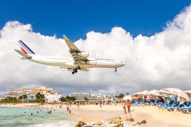 Philipsburg, Sint Maarten - 13 Aralık 2016: Ticari bir uçak Princess Juliana Havaalanı onlooking seyirci yukarıda Maho kumsalda yaklaşımlar.