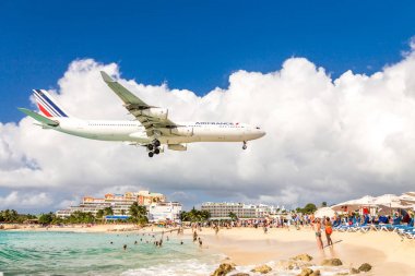 Philipsburg, Sint Maarten - 13 Aralık 2016: Ticari bir uçak Princess Juliana Havaalanı onlooking seyirci yukarıda Maho kumsalda yaklaşımlar.