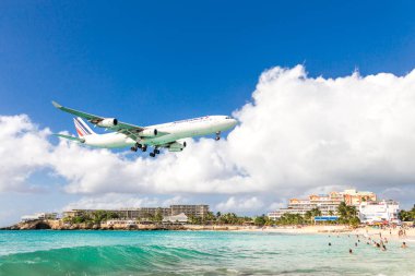 Philipsburg, Sint Maarten - 13 Aralık 2016: Ticari bir uçak Princess Juliana Havaalanı onlooking seyirci yukarıda Maho kumsalda yaklaşımlar.