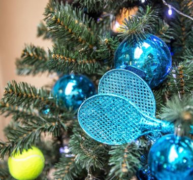Spor dekorasyonlu Noel ağacı