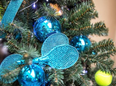 Spor dekorasyonlu Noel ağacı
