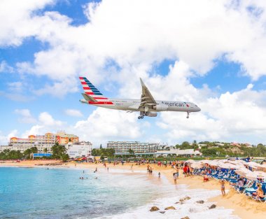 Philipsburg, Sint Maarten - 13 Aralık 2016: Ticari bir uçak Princess Juliana Havaalanı onlooking seyirci yukarıda Maho kumsalda yaklaşımlar.