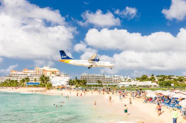 Philipsburg, Sint Maarten - 13 Aralık 2016: Ticari bir uçak Princess Juliana Havaalanı onlooking seyirci yukarıda Maho kumsalda yaklaşımlar.