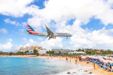 Philipsburg, Sint Maarten - 13 Aralık 2016: Ticari bir uçak Princess Juliana Havaalanı onlooking seyirci yukarıda Maho kumsalda yaklaşımlar.