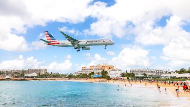 Philipsburg, Sint Maarten - 13 Aralık 2016: Ticari bir uçak Princess Juliana Havaalanı onlooking seyirci yukarıda Maho kumsalda yaklaşımlar.