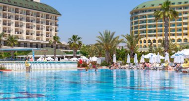 Antalya, Türkiye - 11 Mayıs 2014: Delphin Imperial hotel Antalya'da 11 Mayıs 2014 Yüzme havuzlu.