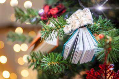 christamas dekorasyon ile iki küçük kitap ağacı