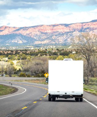 Kamyonet ve karavan Bryce canyon yolu üzerindeki