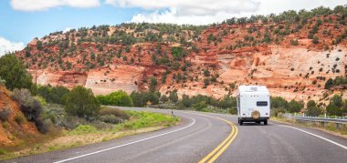 Kamyonet ve karavan Bryce canyon yolu üzerindeki