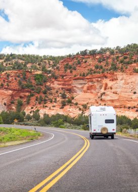 Kamyonet ve karavan Bryce canyon yolu üzerindeki