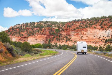 Kamyonet ve karavan Bryce canyon yolu üzerindeki