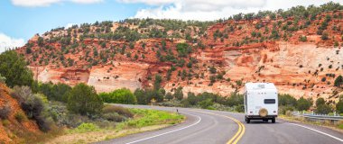 Kamyonet ve karavan Bryce canyon yolu üzerindeki