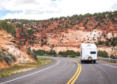 Kamyonet ve karavan Bryce canyon yolu üzerindeki
