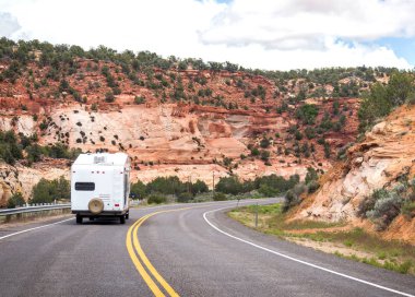 Kamyonet ve karavan Bryce canyon yolu üzerindeki