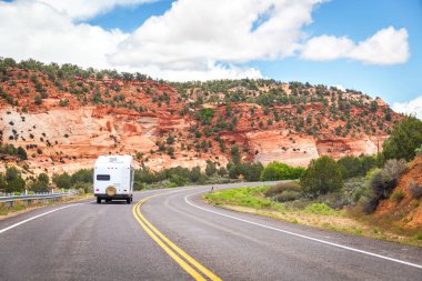 Kamyonet ve karavan Bryce canyon yolu üzerindeki