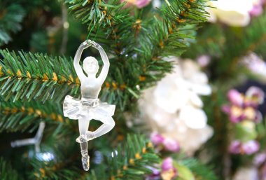 dançarina de balé de vidro em uma árvore de Natal