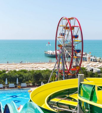 Antalya, Türkiye - 11 Mayıs 2014: Renkli waterpark tüpler ve dönme dolap üzerinde 11 Mayıs 2014 yılında Antalia Delphin Imperial otelin.