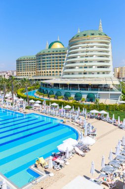 Antalya, Türkiye - 11 Mayıs 2014: Delphin Imperial hotel Antalya'da 11 Mayıs 2014 Yüzme havuzlu.