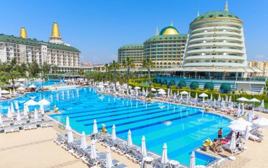 Antalya, Türkiye - 11 Mayıs 2014: Delphin Imperial hotel Antalya'da 11 Mayıs 2014 Yüzme havuzlu.