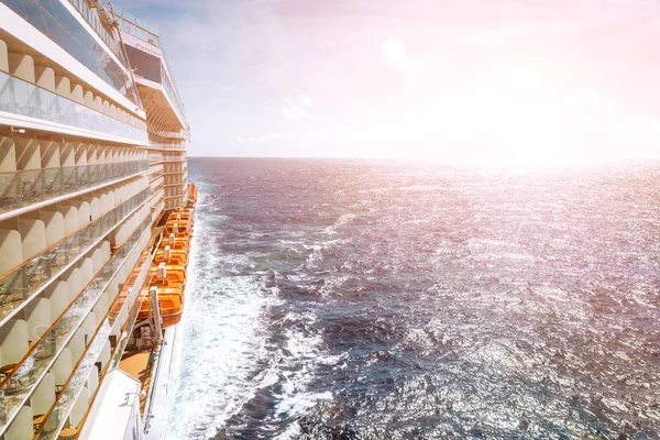 Uitzicht Oceaan Van Een Cruise Schip Dek Een Heldere Dag — Stockfoto