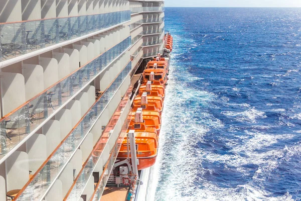 Uitzicht Oceaan Van Een Cruise Schip Dek Een Heldere Dag — Stockfoto