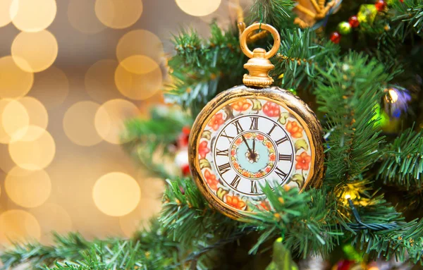 Decoración Del Árbol Navidad Con Relojes Que Muestran Cinco Minutos —  Fotos de Stock