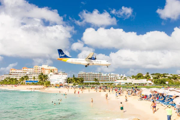 Philipsburg, Sint Maarten - 13 Aralık 2016: Ticari bir uçak Princess Juliana Havaalanı onlooking seyirci yukarıda Maho kumsalda yaklaşımlar.