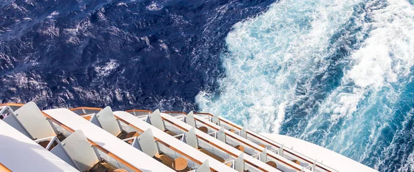 Een Balkon Een Cruiseschip Backof Dekken Met Wakker Trail Oceaanoppervlak — Stockfoto