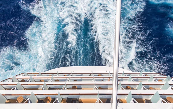 Backof 游船上的阳台 在海面上有尾迹或踪迹的甲板 — 图库照片