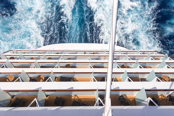 Een Balkon Een Cruiseschip Backof Dekken Met Wakker Trail Oceaanoppervlak — Stockfoto