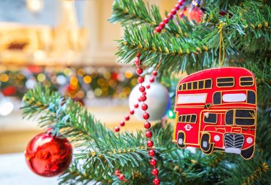 İngiliz kırmızı otobüs ile Noel ağacı süsle
