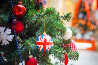 İngiliz sembolleri ile Noel ağacı süsle